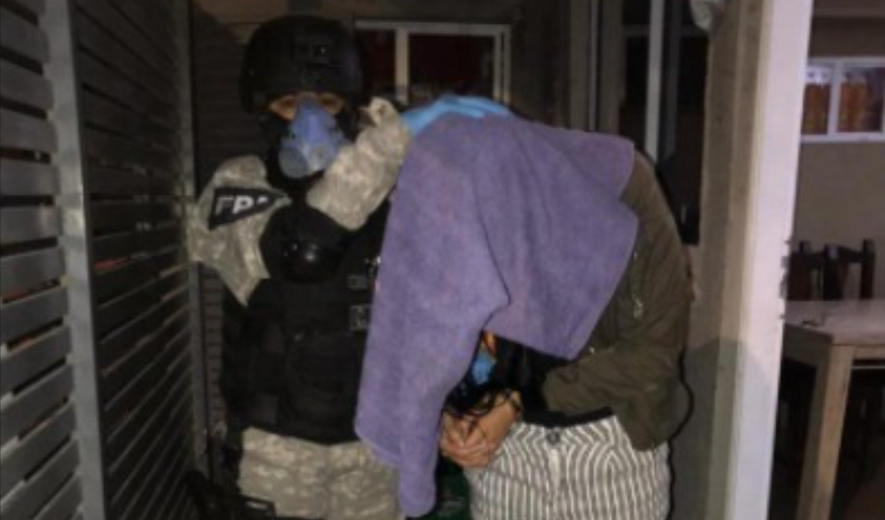 Entre golosinas, un quiosco encubría la venta de droga: madre e hija, detenidas | Córdoba