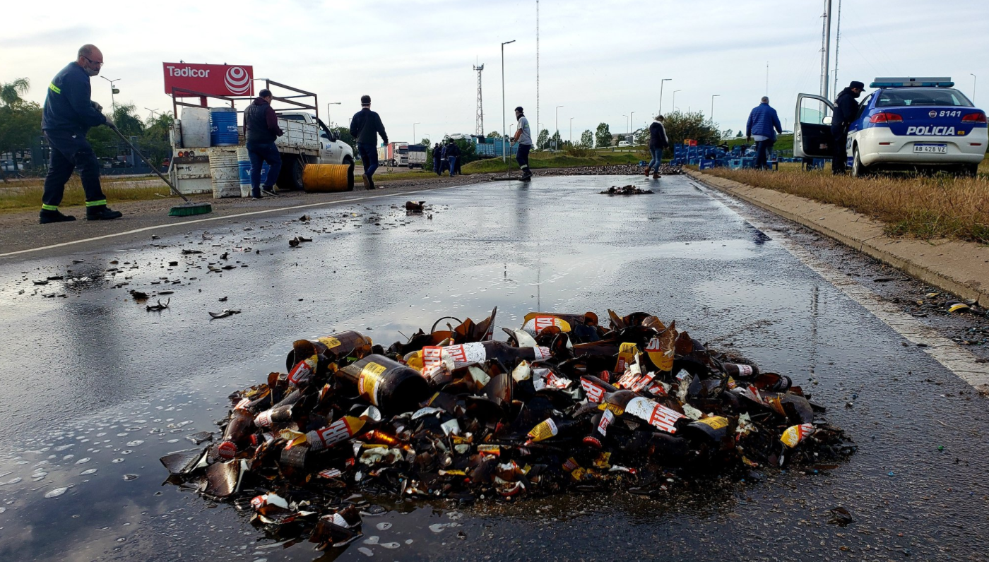 Circunvalación “saborizada”: un camión perdió la carga y derramó 300 cajones de cerveza | Córdoba