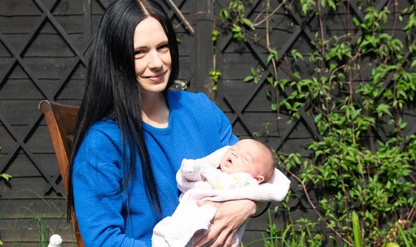 "Beba coehete": mujer embarazada fue al baño y dio a luz en 27 segundos | Internacionales