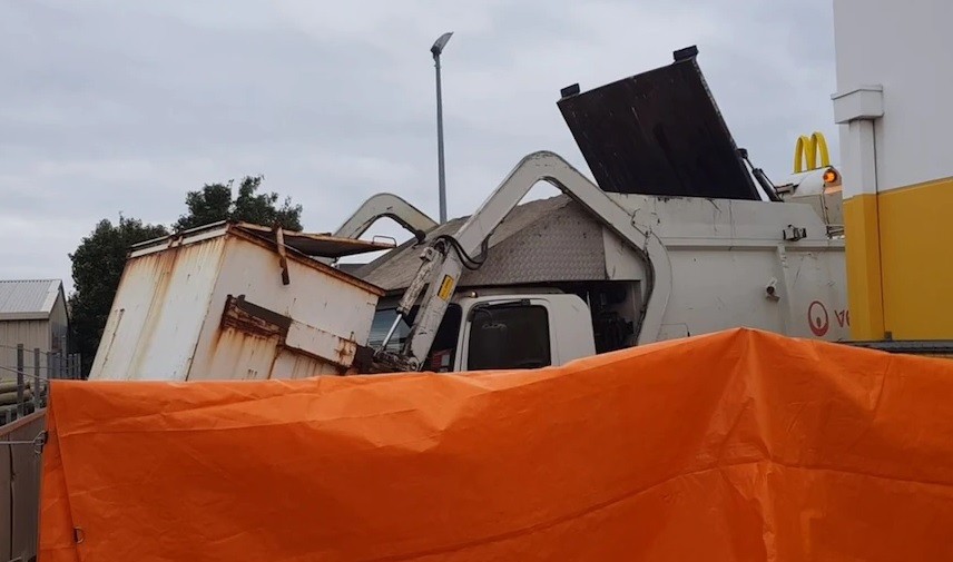 Murió un chico que dormía en un conteneder cuando recogió la basura el camión | Internacionales