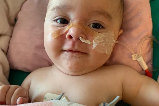 Santi Maratea mostró en sus redes cómo Emmita recibió el "medicamento más caro del mundo" | Redes