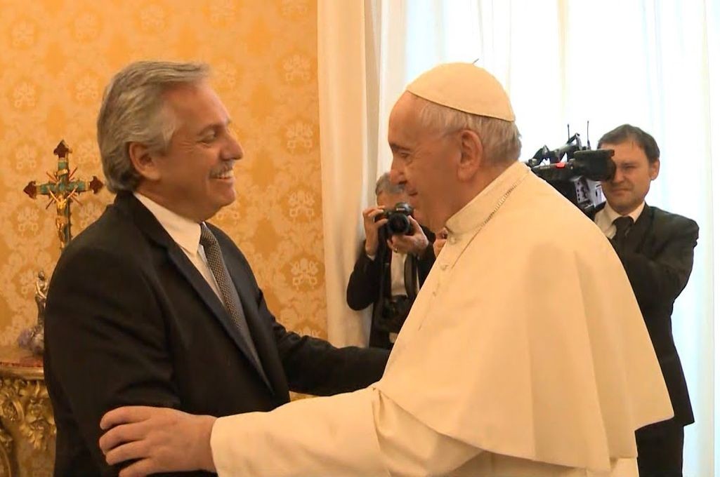 Productos orgánicos, medalla de Malvinas y un libro de Discépolo: los regalos del Presidente al Papa | Política y economía