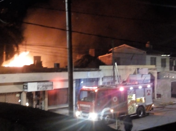 Devastador incendio en una maderera de Los Plátanos | Córdoba