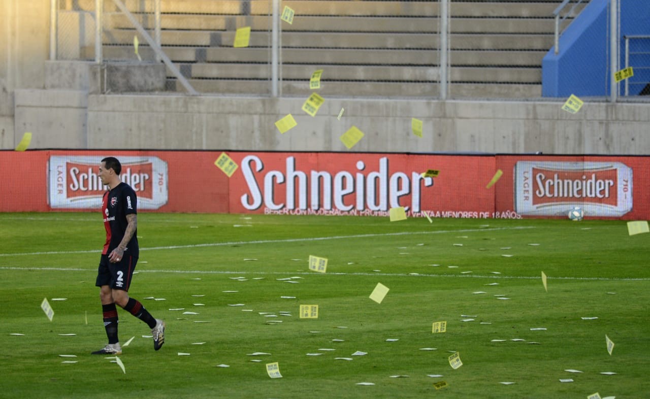 Panfleteada en parapante de un hincha de Central en pleno partido de Newell's | Deportes