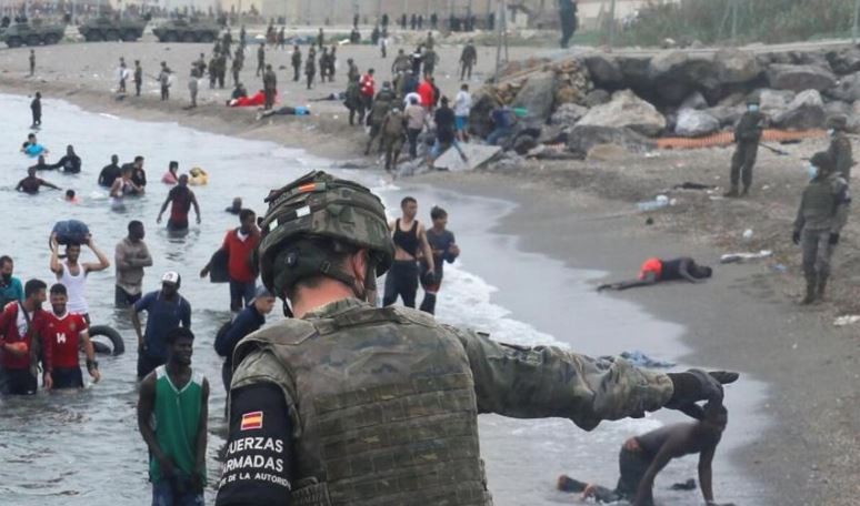 España despliega a su ejército en Ceuta ante la llegada de 8.000 migrantes marroquíes | Internacionales