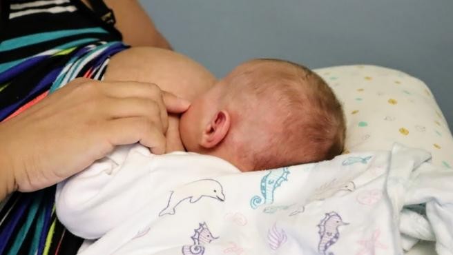 Le dieron una cachetada por darle el pecho a su bebé en público | Internacionales