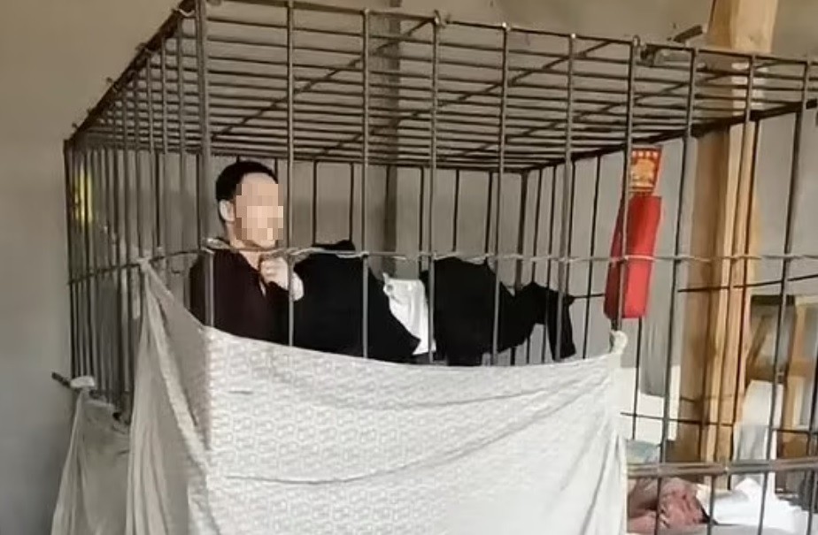 Encerró 17 años en una jaula a su hijo que padece trastornos mentales | Internacionales
