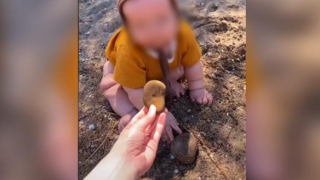 Polémica en la redes por la mamá que fomenta que su bebé coma arena y piedras | Internacionales