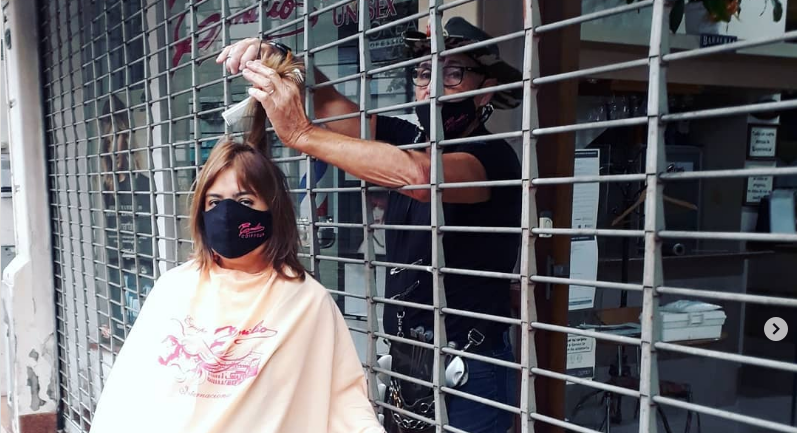 Una peluquería atendió con la modalidad "Corte take away" | Córdoba