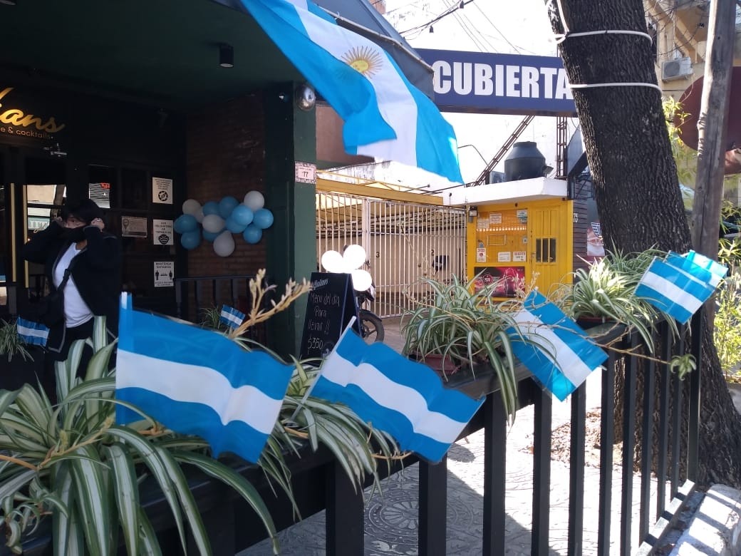 No recibirá clientes, pero igual adornó su local para el 25 de mayo | Córdoba
