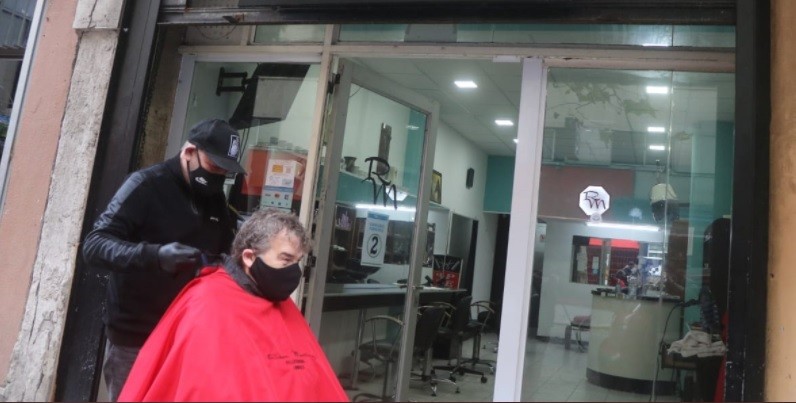 "No es rebeldía, necesito trabajar": peluquero atiende en la vereda | Actualidad