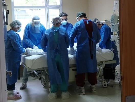 Ante el colapso, una médica se sinceró: "Ya no me banco más la despedida telefónica antes de intubar al paciente" | Actualidad