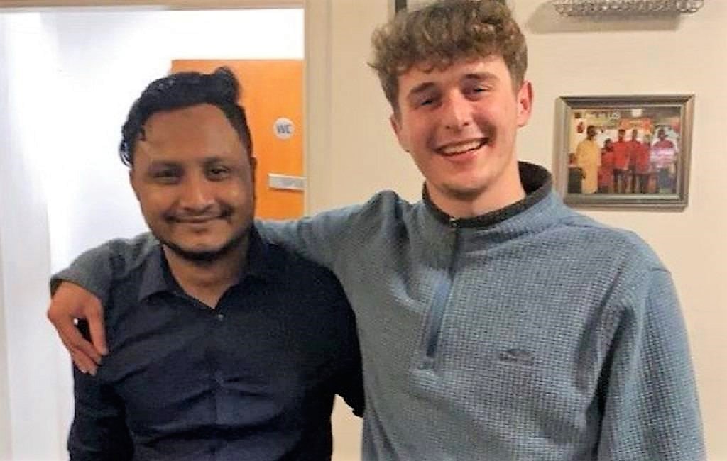 Video: el momento en que un mozo le salva la vida a un hombre que se había atragantado con un hueso de pollo | Internacionales