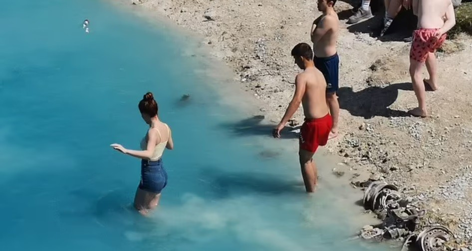 "Como un baño de lejía": advierten a turistas sobre una exótica laguna con agua color turquesa | Internacionales