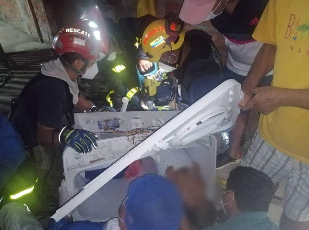 Una nena de 3 años se metió en un lavarropas y tuvieron que sacarla siete bomberos | Internacionales