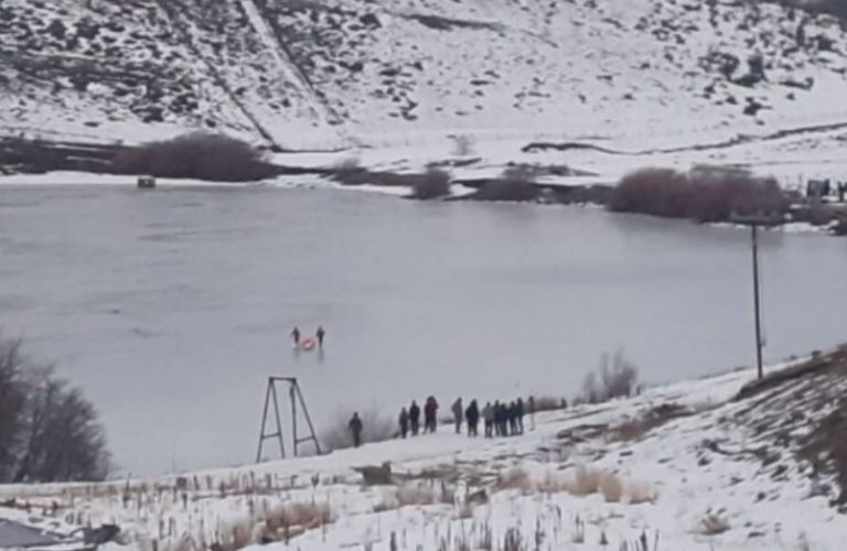 Dos niños de 10 años murieron al caer en las aguas heladas de un dique en Santa Cruz | Actualidad