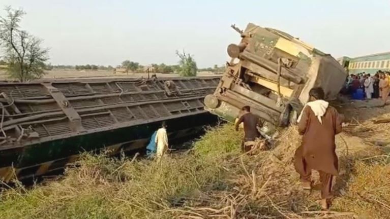 Al menos 40 muertos y 100 heridos en un choque de dos trenes en Pakistán | Internacionales