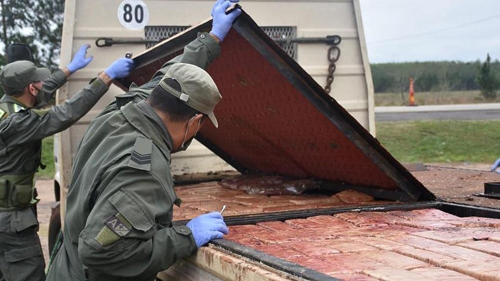 Encontraron más de 175 kilos de marihuana ocultos en el piso falso de una grúa | Actualidad