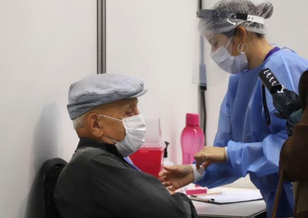 Las muertes de personas vacunadas aumenta en frecuencia, pero no se recopilan los casos | Actualidad