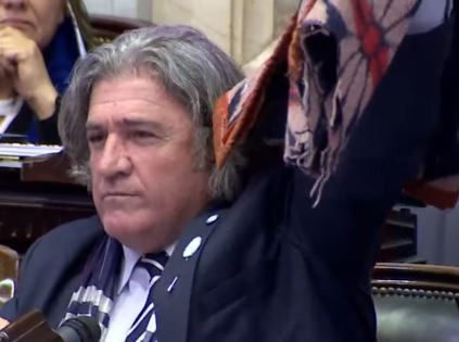 "Zonas frías": Un diputado de Mendoza revoleó una frazada para celebrar la media sanción del proyecto | Política y economía