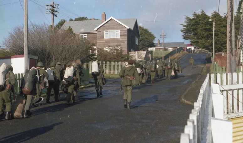 Después de 39 años, un ex combatiente recibió las fotos que había sacado en Malvinas | Actualidad