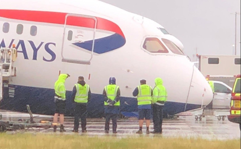 Reino Unido: se desplomó en pista el fuselaje de un avión sin pasajeros | Internacionales