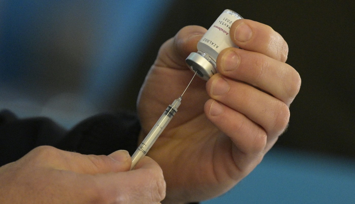 El Gobierno evalúa dar dosis de refuerzo o cambiar alguna vacuna ante las nuevas cepas de coronavirus | Política y economía