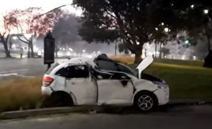 Circulaban a gran velocidad, chocaron y terminaron en una plazoleta en Recoleta | Actualidad