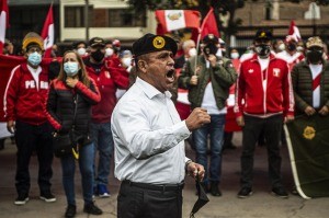 Militares retirados se manifiestan en Lima para denunciar "fraude" en la segunda vuelta presidencial | Internacionales