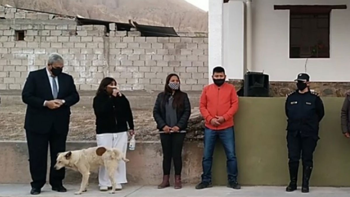 Video: un perro irrumpió en un acto político y le hizo pis a la intendenta mientras daba su discurso | Actualidad