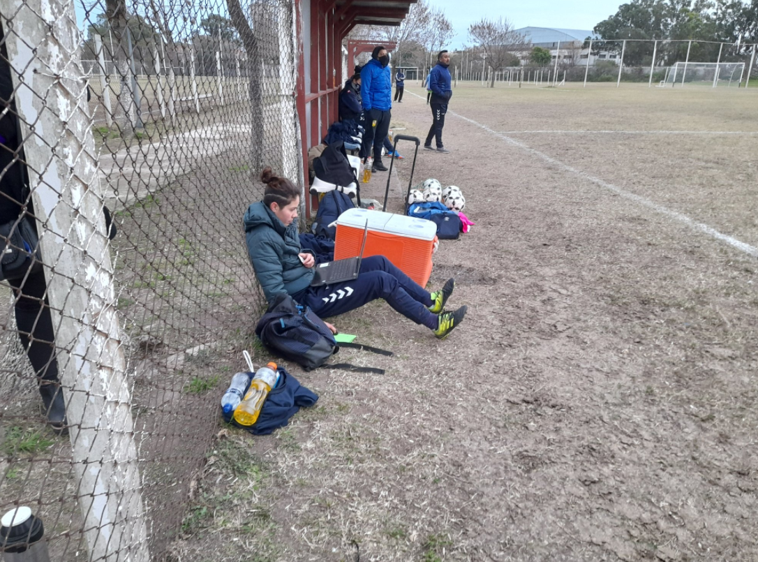Una jugadora de fútbol salió del partido para rendir un final desde el costado de la cancha | Actualidad