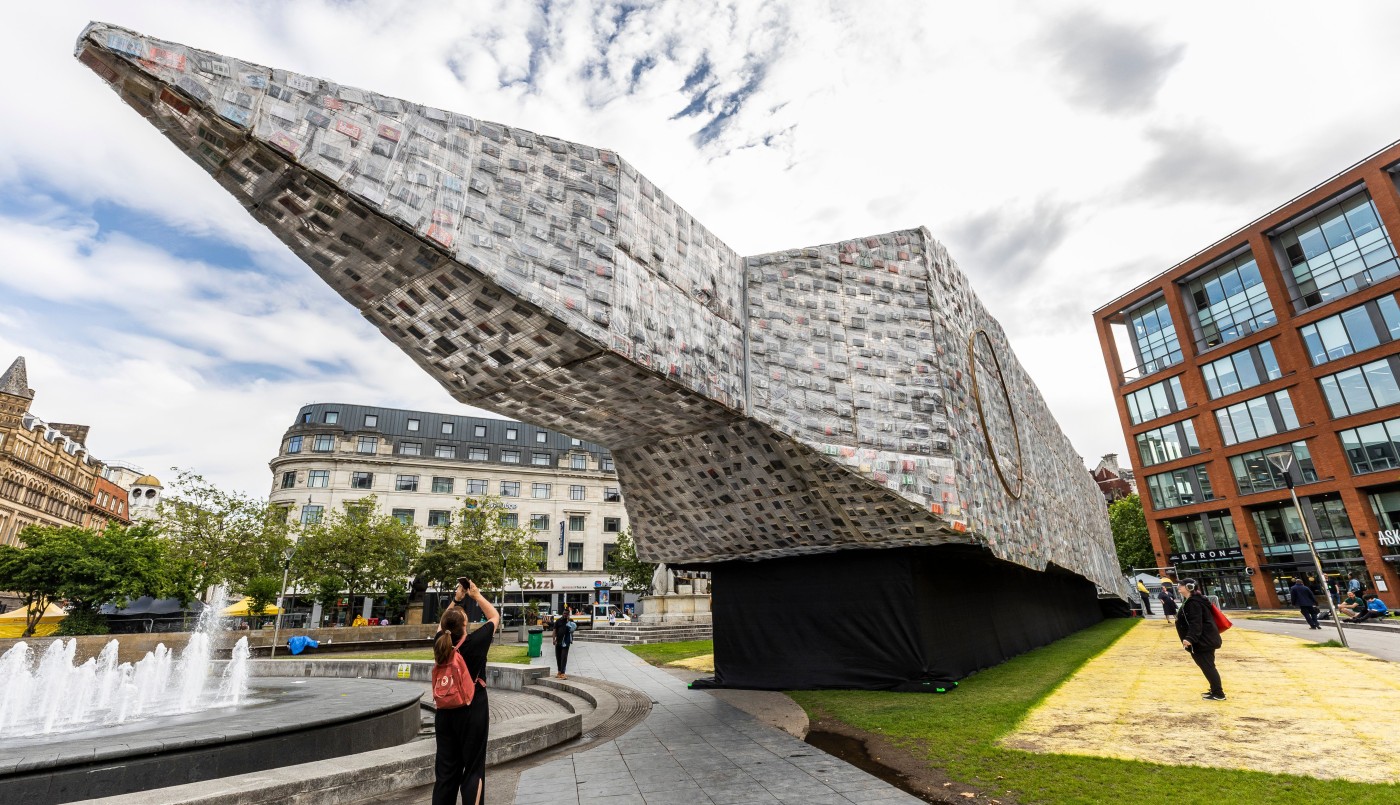 El Big Ben acostado de Marta Minujin: la artista presentó una obra hecha con 20 mil libros políticos | Espectáculos