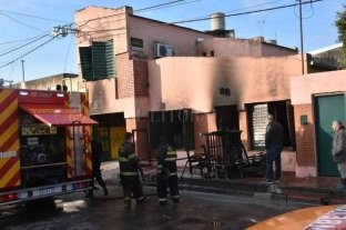 Golpean y prenden fuego a un hombre en su casa de Rosario: investigan si fue un ataque de narcos | Actualidad