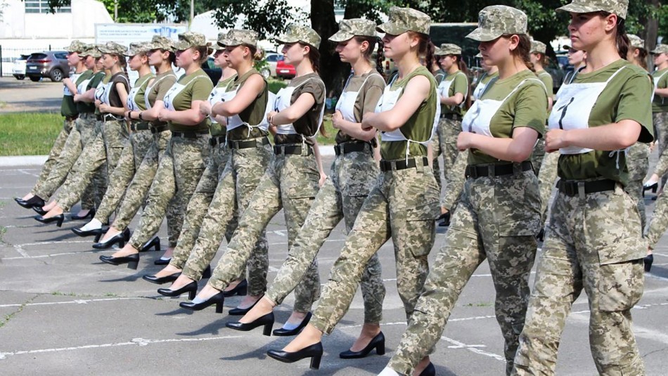 Críticas en Ucrania por el desfile de militares con tacones | Internacionales