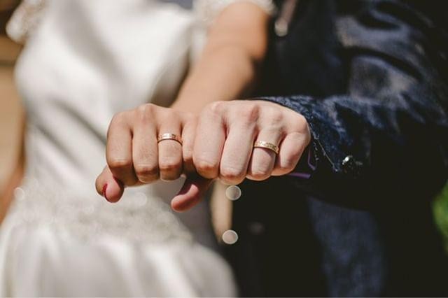 Acusó a su marido de "ocultar" que es gay y pidió que anulen el matrimonio: rechazo judicial | Actualidad