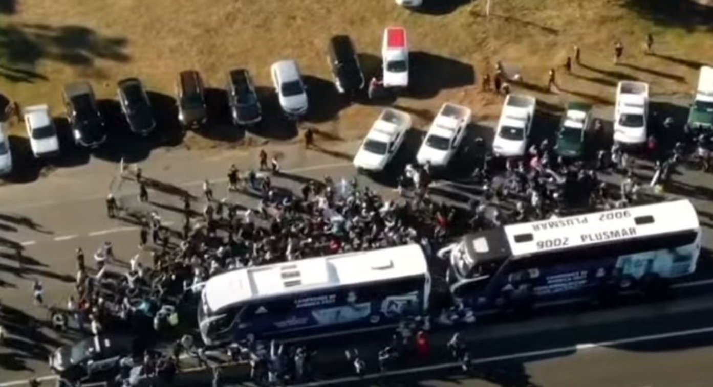 La Selección argentina llegó al país con la Copa América y seguirá los festejos en Ezeiza | Deportes