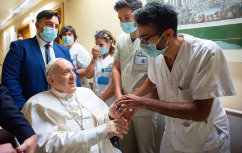 Francisco volvió al Vaticano tras 10 días internado por una operación de colon | Internacionales