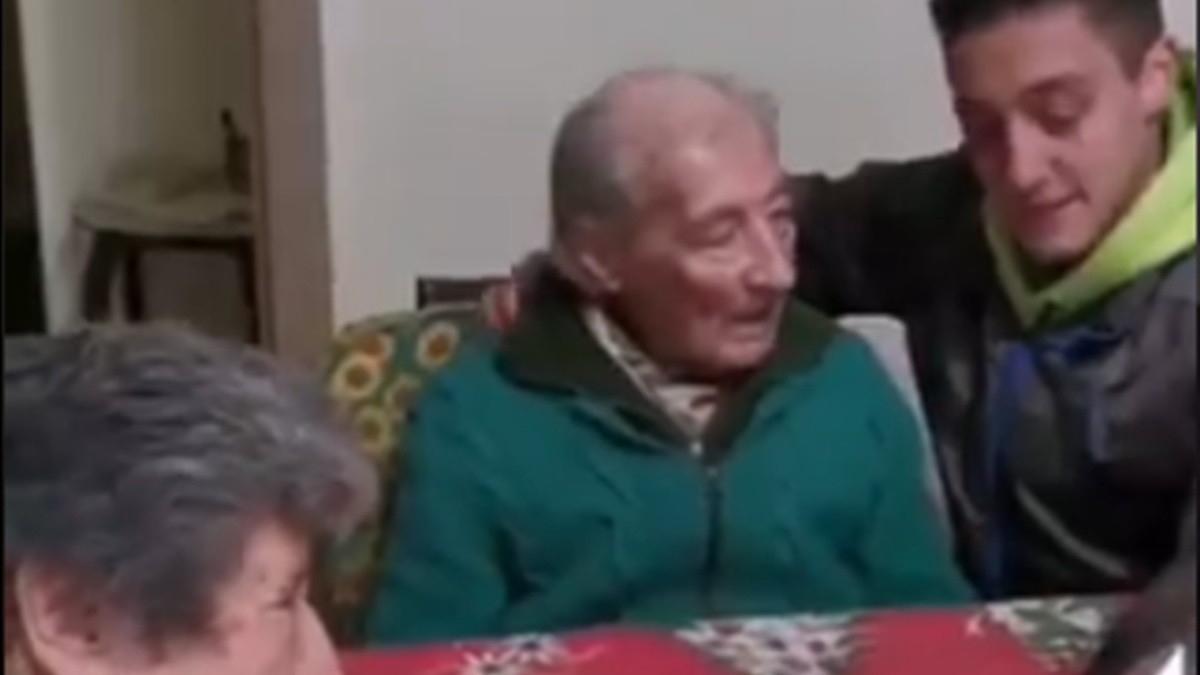 Video: el mensaje de Messi al abuelo de 100 años que anotó todos sus goles | Actualidad