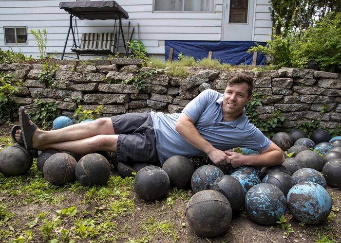 Un hombre encontró un cementerio de bolas de boliche en el jardín de su casa | Curiosidades