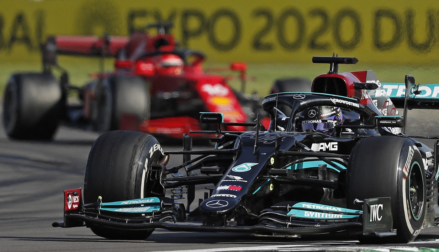 Hamilton se quedó con el GP Británico tras sacar de carrera al líder Verstappen | Deportes