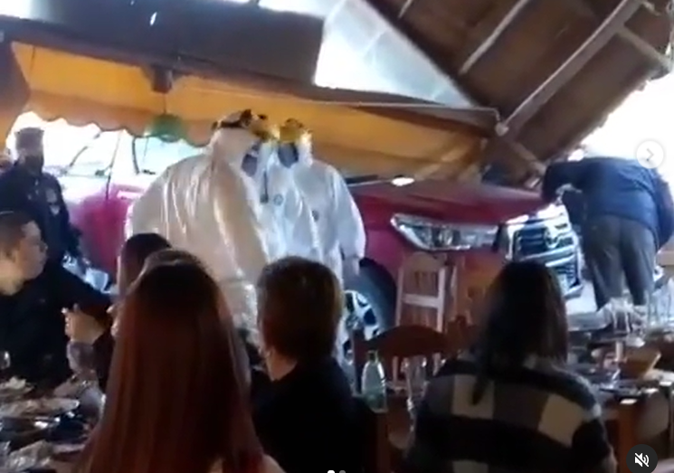 VIDEO: se equivocó el cambio de marcha y se incrustó contra una parrilla llena de comensales | Córdoba