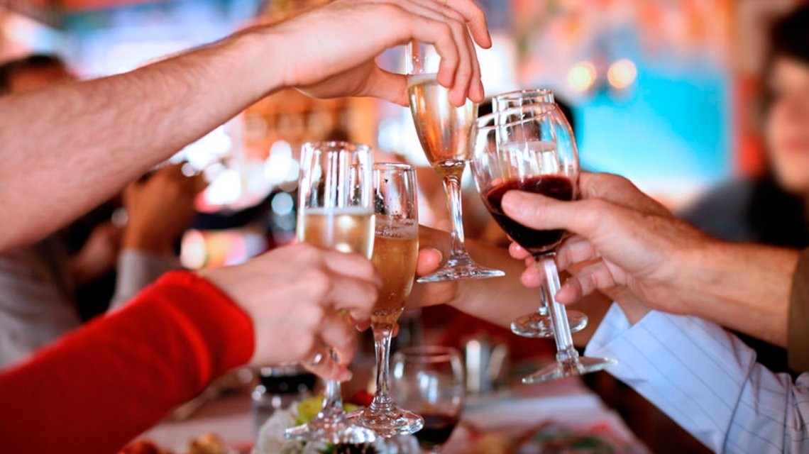 Día del Amigo en el segundo año de pandemia: bares con aforo, plazas y reuniones virtuales | Actualidad