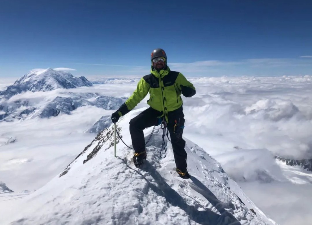 Hizo cumbre en cuatro de los siete picos más altos del mundo con la bandera de veteranos de Malvinas | Córdoba