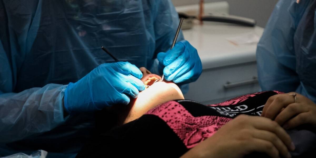 Una mujer se hizo pasar por odontóloga y le sacó 13 dientes a una paciente | Internacionales