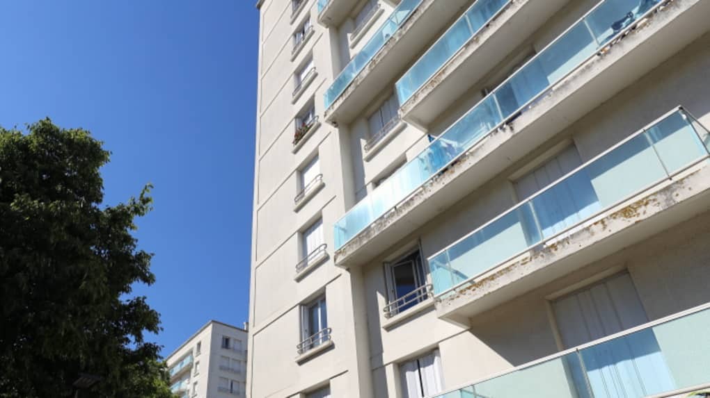 Una pareja vive en el balcón de su casa porque asegura que hay un fantasma en el departamento | Curiosidades