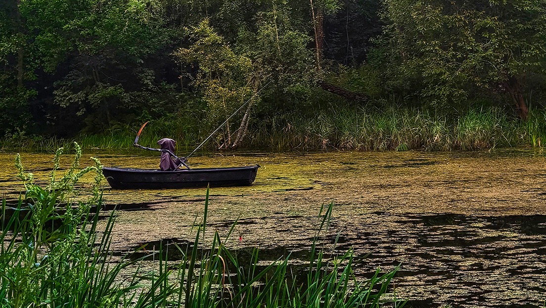 "La Muerte" se instaló en un lago de Moscú para evitar que las personas dejen basura | Internacionales