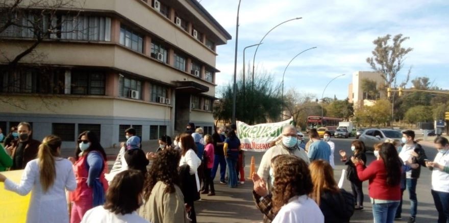 Sobrecarga por la pandemia y bajos sueldos: reclamos en la protesta de trabajadores de la salud | Córdoba