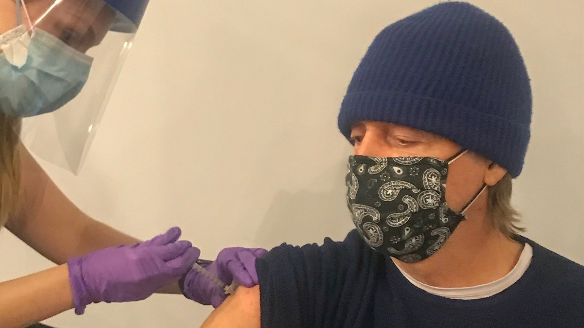 Paul McCartney comparte su foto recibiendo la vacuna para fomentar campaña contra la Covid-19 | Espectáculos