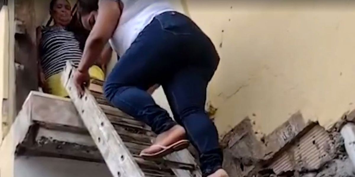 Una mujer lleva un año sin salir de su casa: un vecino le demolió la escalera de ingreso | Internacionales