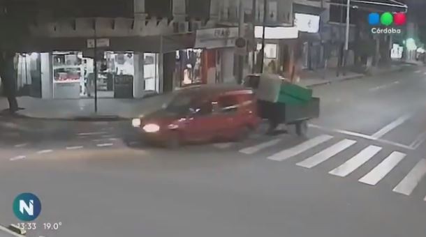 VIDEO: arrepentido porque su hijo lo vio en Telefe Noticias Córdoba, devolvió el baño químico que había robado | Córdoba